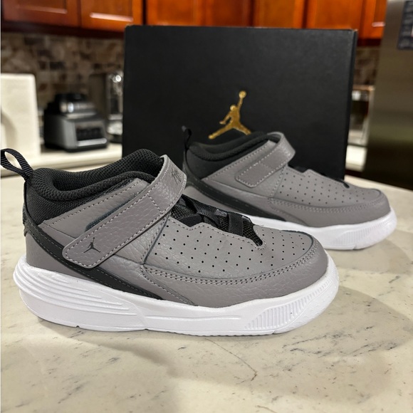 NIKE JORDAN MAX AURA 5 (TD) SNEAKERS TODDLER BLACK/GRAY HI-TOP SHOES - Picture 4 of 9